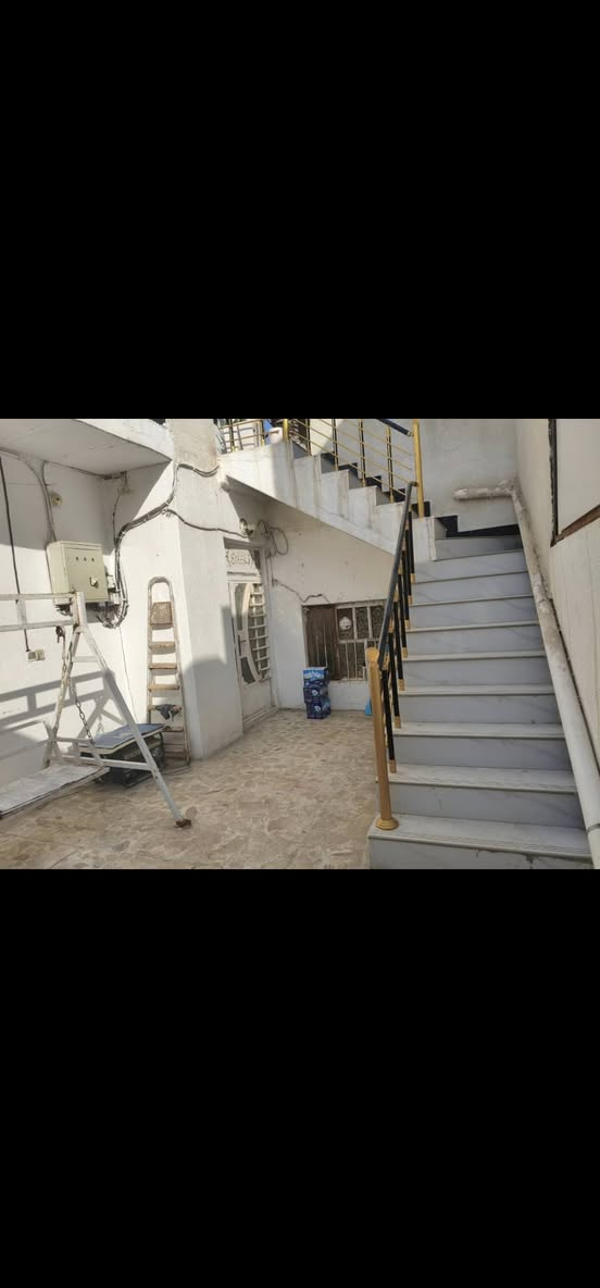 بيت بسعر مناسب جدا في حي المعلمين القديم
مساحه البيت ٢٤٠ م 

نصف بناء قديم ونصف بناء جديد (البيت قابل للسكن او كقطعة ) 

الطابق الارضي استقبال + مطبخ + هول كبير + 3 غرف نوم

مع حمام و شرقي +غربي 

الطابق الثاني  نظام سويت 

درج معزول للطارمه 

غرفة +كليدور +حمام وغربي 

بداية البيت مسلك عرضه مترتين واشوي وطوله 20

للاستفسار ***********
