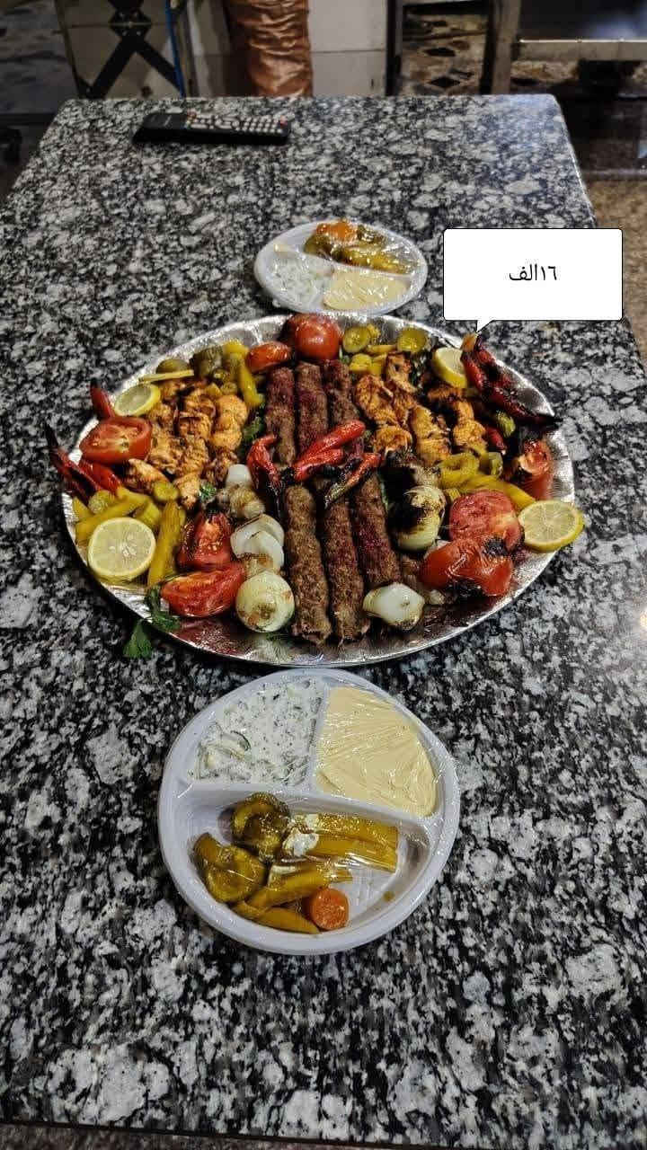 هلا والله في مطعم بركات الزهراء اليوم عارضين لكم صواني مشويات والسعار داخل صور وبخدمتكم توجد  توصيل لباب بيتك بس اطلب ولا تتردد عنوانا حي الحسين الجديد شارع ابو شاكر قرب عمارات تاج الدين 
 للحجز

***********
