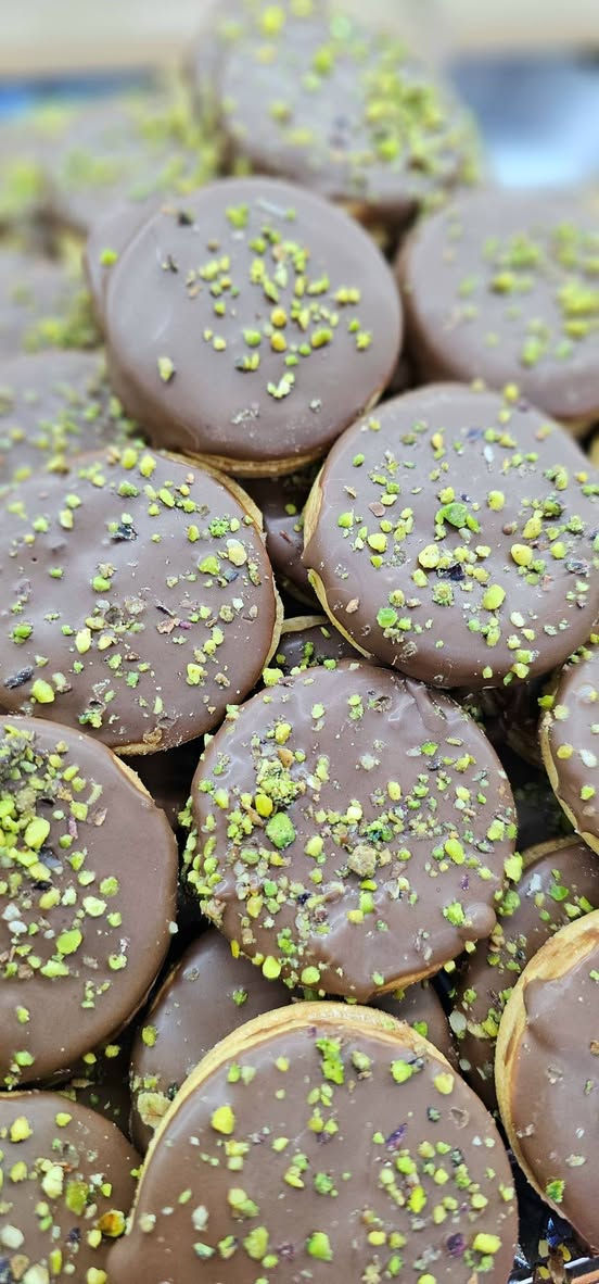 #حلويات #بتفور #كعك تتوفر خدمة توصيل داخل الحلة 
رقم واتساب الطلبات ***********
مول نون الحلة شارع 80 مجاور القبة الذهبية الاستدارة الحادة
