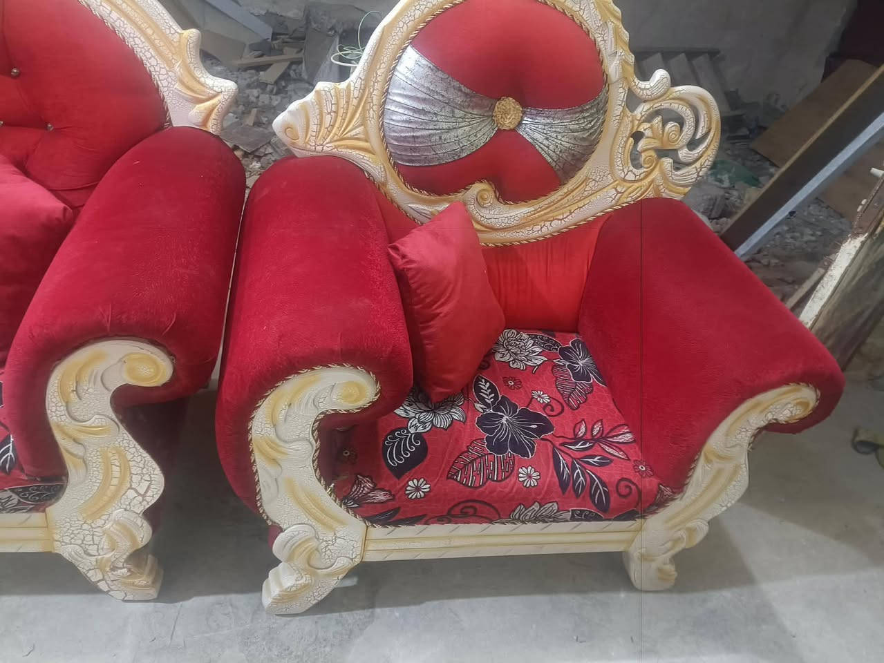 تخم ملكي عشر مقاعد جدا نظيف سبب البيع ماعندي مكان كافي الا السعر 500 بي مجال
رقم ***********
