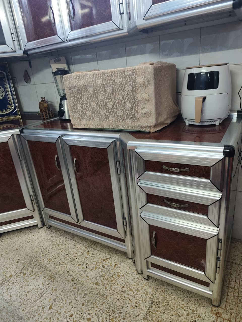 السلام عليكم ورحمة الله وبركاته 
كاونتر كلش نظيف شغل درجه اولى مكاني بغداد الجديده حي المعلمين هاتف *********** السعر ٤٥٠ الف
