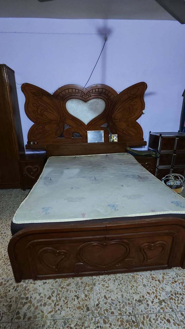 السلام عليكم 
غرفه نوم مستعمله للبيع 
السعر 700 وبيها مجال قليل 
مكاني نجف . كوفه 
للاستفسار ***********
