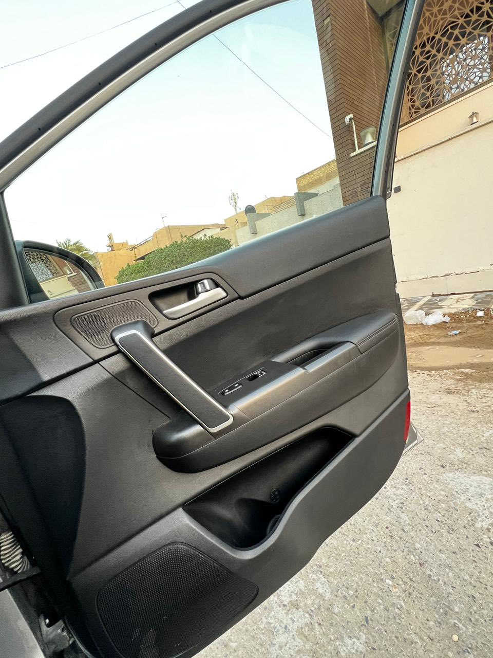 السلام عليكم للبيع سبورتج 2022 وارد امريكي مكينة 2400 حادثها بنيد فقط بدون ايرباك بدون دواخل موصفات عادية ماشية 25 الف كيلو سيارة جديدة كلش رقم بغدادالسعر 180 وبيها مجال مكاني زيونة ***********
