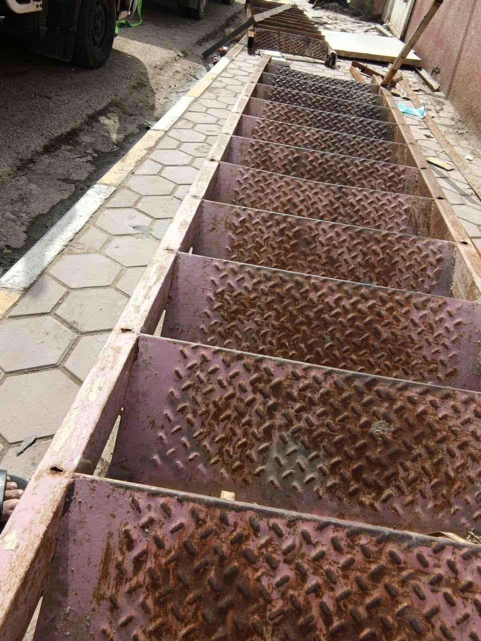 السلام عليكم أبواب وشبابيك للبيع وكافة انواع الحديد والشيلمان السندويش مكاني بغداد جكوك شارع حسينيه قمر بني هاشم ابراهيم الحداد للإستفسار عل الرقم ***********
