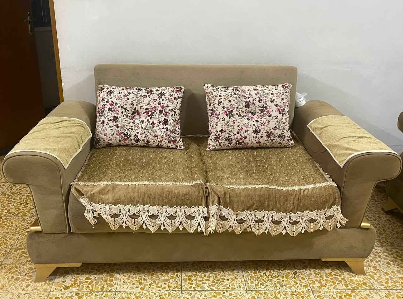 ✨ تخم تركي للبيع✨
✅ السعر: 300 الف 
المواصفات:
* 5 مقاعد (2 كبار + 1 وسط + 2 صغار)
* مخزن داخل كل مقعد
* المقعدين الكبار يتحولن إلى سرير
* مريح وعملي جدا للعائلة
📍مكاني : طويريج / حي الكردي اي تفاصيل و صور اكثر راسلوني خاص


**إذا كنت صاحب هذا الإعلان وتريد حذفه لأي سبب، رجاءا أرسل رسالة إلى الدعم الفني**
