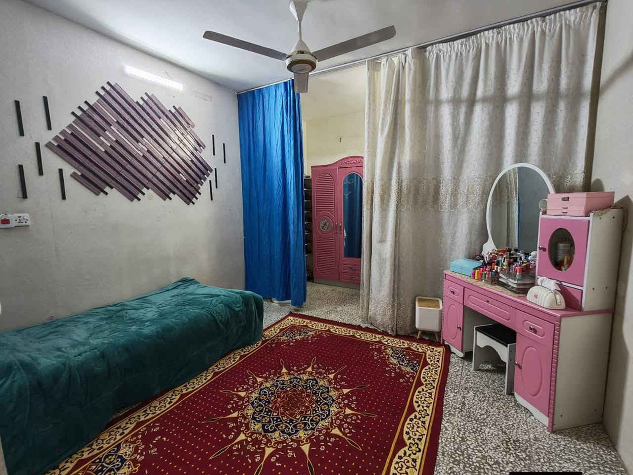 السلام عليكم من رخصت أخوية الأدمن عندي ٨٠م واجة ٤م نزال ٢٠م بيت جديد بلقاهرة الثانية ٣طوابق بي طرمة صالة مطبخ خدمات حولي وغرفة نوم منور طابق الثاني ٢نوم وخدمات طابق الثالث بيتونة وسطح البيت بناء ٢٠١٧ بيت جديد عرض الشارع ١٢م ماعدا الرصيف قريب ثانوية الرافدين سعرة مناسب أستفسار على رقم *********** شركه الأصول للعقار مشتاق ابو علي
