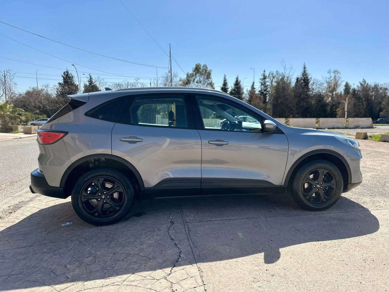 السلام عليكم… 
Ford Escape 2023
فورد اسكيب 2023 خليجية
وكالة القاصد
مكفولة كفالة عامة 
ماشيه 65
مواصفات الترند

المواصفات الميكانيكية
 • المحرك: 1.5 لتر EcoBoost توربو
 • عدد السلندرات: 3 سلندر
 • القوة: حوالي 181–182 حصان
 • العزم: حوالي 258–270 نيوتن متر
 • ناقل الحركة: أوتوماتيك 8 سرعات
 • نظام الدفع: دفع أمامي (FWD) 

المواصفات الخارجية
 • جنوط ألمنيوم 18 إنج
 • مصابيح LED أمامية وخلفية
 • حساسات خلفية
 • مرايا كهربائية مع إشارات
 • قضبان سقف (Roof Rails)

المواصفات الداخلية
 • شاشة معلومات (تقريباً 8 إنج)
 • Apple CarPlay و Android Auto
 • غلق و فتح النوافذ عن بعد
 • مثبت سرعة
 • دخول بدون مفتاح

أنظمة الأمان
 • 7 وسائد هوائية
 • نظام الثبات الإلكتروني
 • نظام مانع الانزلاق
 • كاميرا خلفية
 • مساعد صعود المرتفعات

للأستفسار : *********** متواجد واتساب أربيل, العراق
