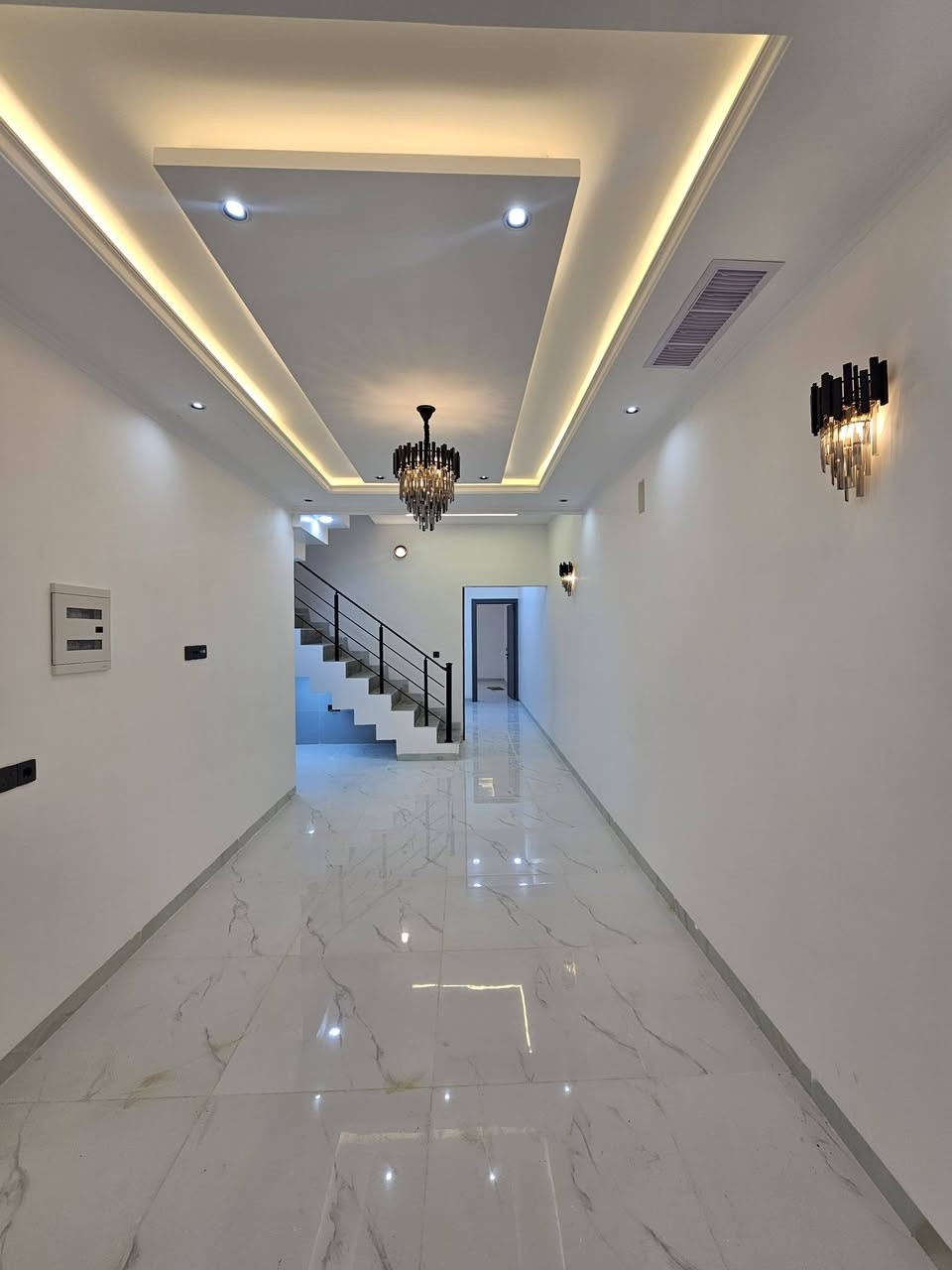 دارين للبيع حي الاخاء قرب شارع الوطنية 
موقع مميز جدا مساحة 150 واجهة 6 
طابقين بناء حديث زيرو 2025
ط1- كراج مطبخ  استقبال هول صحيات منور غرفتين نوم 
ط2- صحيات ثلاث غرف نوم وسطح ناصي #حي_الاخاء 
#مكتب_قصر_الامراء_العقاري للاستفسار حول السعر والتفاصيل الاتصال على الرقم *********** متوفر واتساب ايضا
