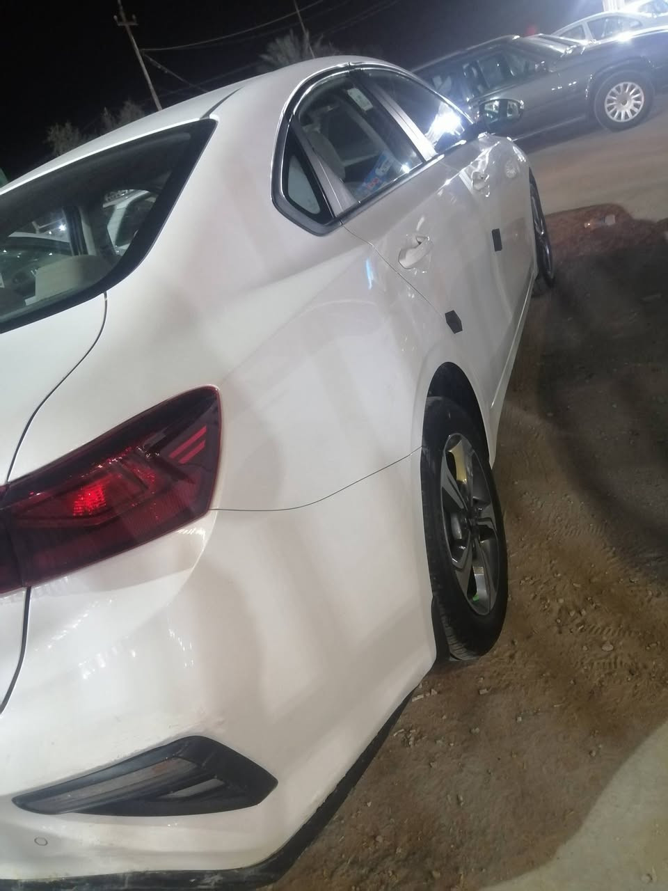 للبيع سياره سيراتو خليجي موديل 20 مكينه كير جديدات حداديه جديد على وضع الشركه تبريد قطعتين  دواخل لونين  ويل كب  السياره بيها فقط قبق الجنطه امرخيي وبي بارد فقط الباقي كفاله السياره احلا من الصور بعد  باقي التفاصيل السعر خابر على رقم *********** مكاني النجف الأشرف
