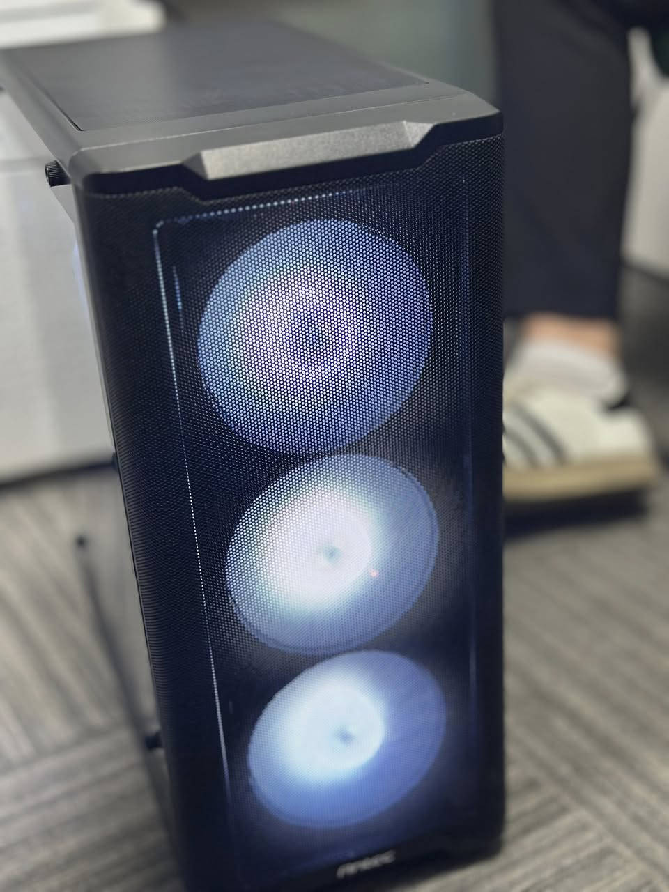 حاسبة ألعاب وتصميم (Workstation) للبيع
حاسبة بمواصفات مثالية للألعاب الثقيلة، المونتاج، وأعمال التصميم الاحترافية. الجهاز بحالة ممتازة ونظافة تامة.
 
المواصفات التقنية:
• المعالج (CPU): Intel Core i9-9900KF (معالج جبار للأداء العالي).
• كارت الشاشة (GPU): GIGABYTE RTX 2070 Super 8GB (أداء ممتاز في الألعاب والـ Rendering).
• الذاكرة (RAM): 32GB T-Force (سعة ضخمة للمهام المتعددة).
• اللوحة الأم (Motherboard): Z390 GAMING X (لوحة احترافية تدعم كسر السرعة).
• مزود الطاقة (PSU): 850W (قدرة عالية وكافية جداً للتطوير المستقبلي).
• الكيس (Case): Antec (تصميم عصري مع تهوية ممتازة وإضاءة RGB).
 
السعر قابل للتفاوض: 850,000 دينار عراقي.
 المكان: [ بغداد الكرادة خارج ]
 للتواصل والاستفسار: [***********]
