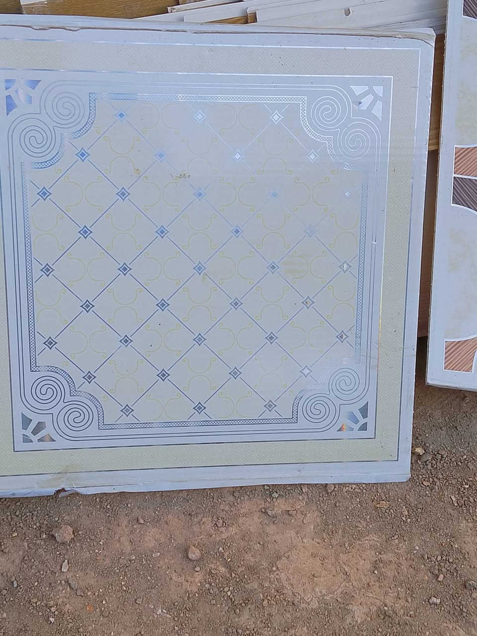 السلام سقف ثانوي للبيع /30 متر/ سعر المتر 4الف/والتغليف الجداري نفس السعر/ للستفسار الاتصال ***********
