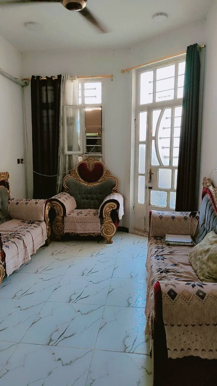 السلام عليكم 🌹
الدار للبيع اركيةوفاضل الزراعي بشارع المدرسة سند 25
 طابقين 3 غرف نوم واستقبال وحولي ومطبخ وصحيات فوك و جوه وخارجية والطابق ثالث بيتونة كبيرة وسطحين 
للاستفسار ***********
