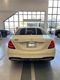 للبيع فقط  مارسدس 560   موديل 18 كفاله عامه   خليجيه بصمتين وكاله الشا...