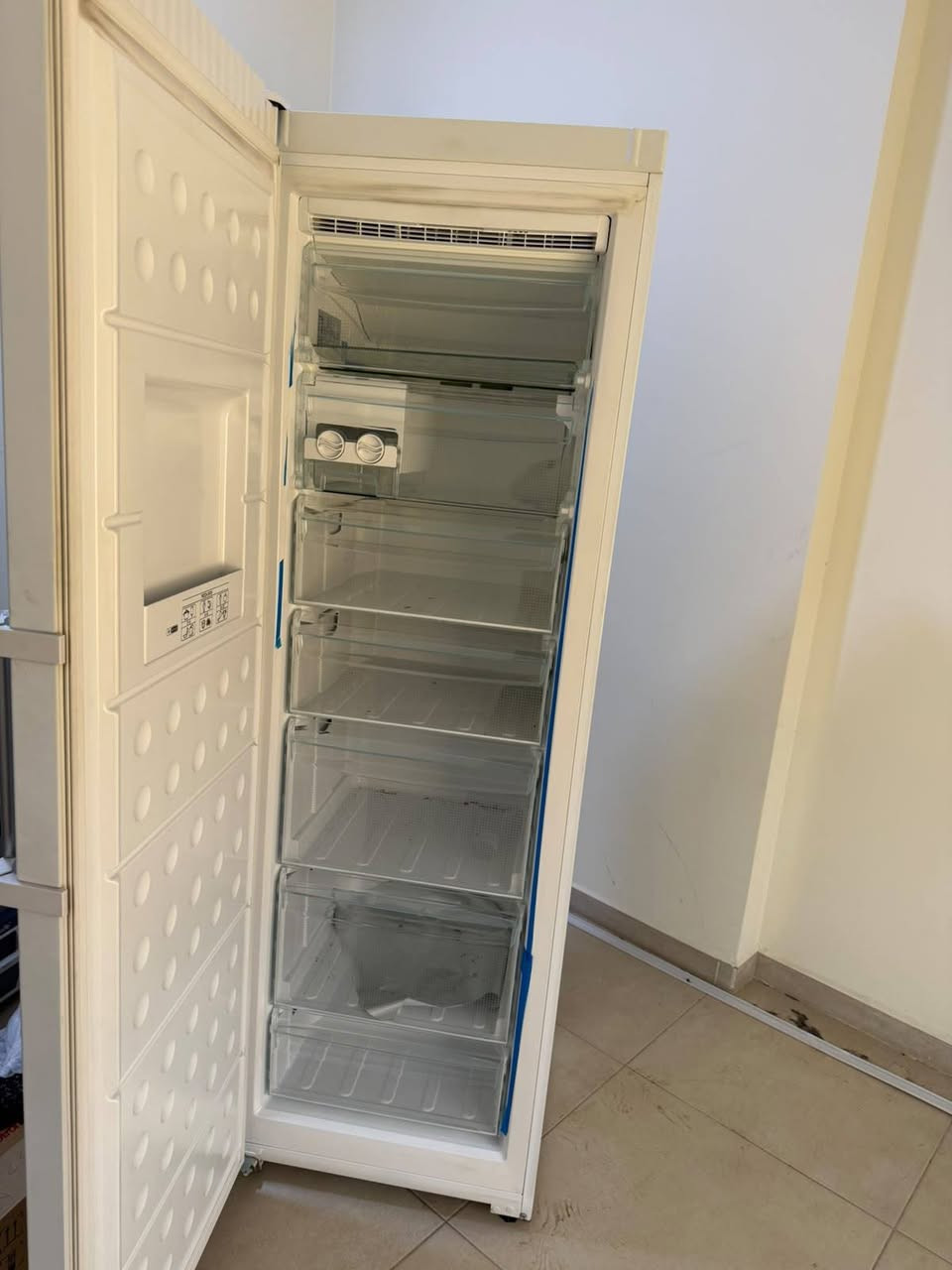 غراض بيت نظيفه استخدام قليل 
للبيع
بنكات سقفيه عدد اربعه الوحده سعرها 30
ميز طعام 125
مجمده 450
بنكة ع شحن ب 40
مكاني بغداد الغزاليه
للتواصل 
***********
