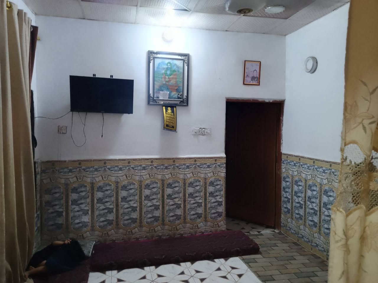 للبيع مساحه 120م مسجل بلبلديه ومرقم قريب علشارع 
يتكون من غرفه وصاله واستقبال ومطبخ وصحيات داخله وخارجيه ومكشوفه درج تشاريف بيتونه السطح مطبك فرشي ارضيه بورسلين مع بورك بناء ابلوك تجعيب طابوك السكف عكاده شيلمان العنوان شارع المطار الجديد لشارع المجاور أسواق فدك قرب سكلة السعر 28بي مجال قليل جدا للستفسار اتصل ***********مكتب بركات الصدرين للعقار شارع الحوزه
