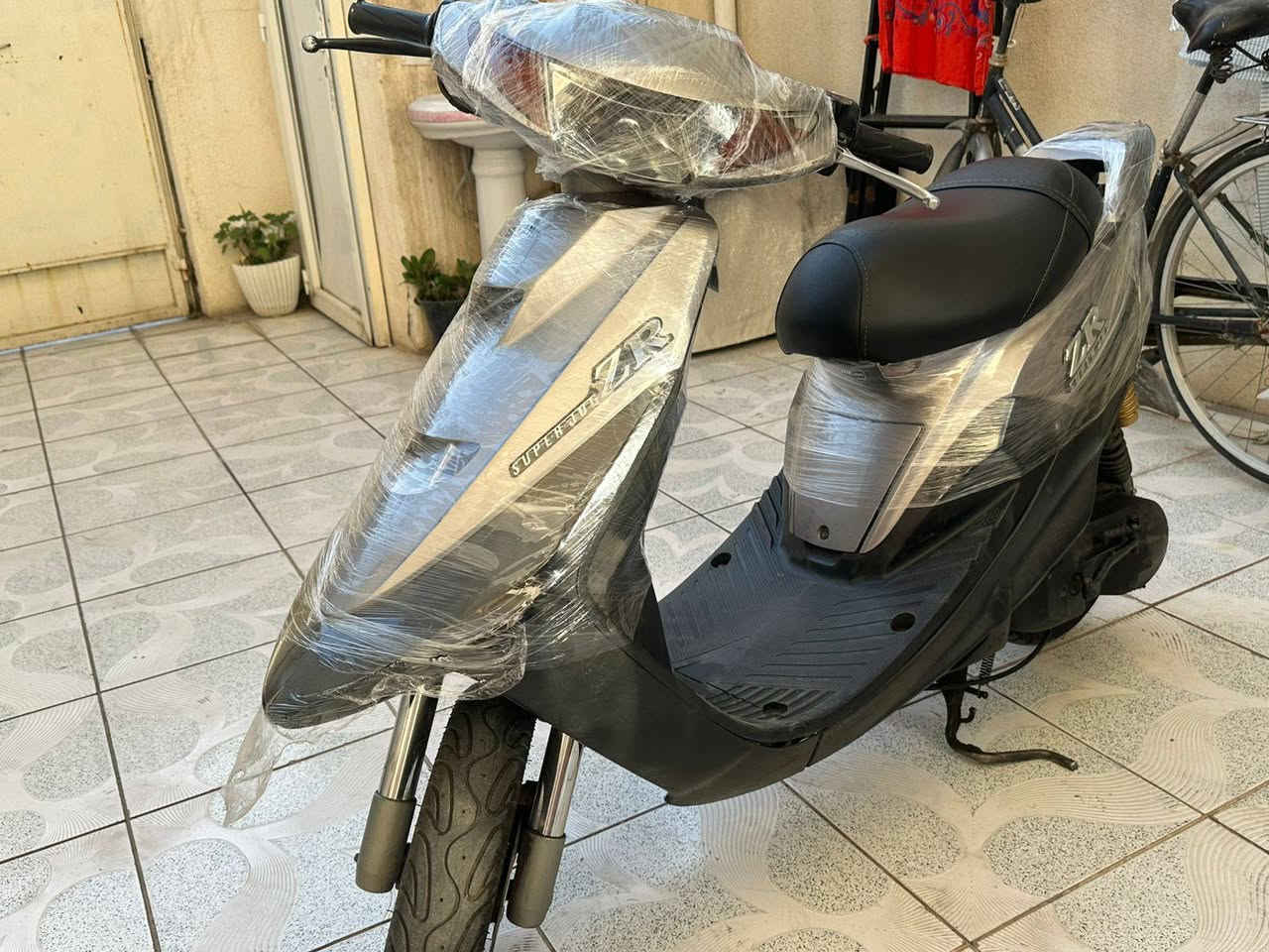 يامها zr للبيع (مستعجل)نضيف بدون عيوب على شرط الفحص مكينه بس القبغ مفتوح 
المواصفات :1_ستوب خلفي والأمامي دسك 
                 3_الكهربائيات شغالات 
السعر راسلني خاص 
الرقم /***********
