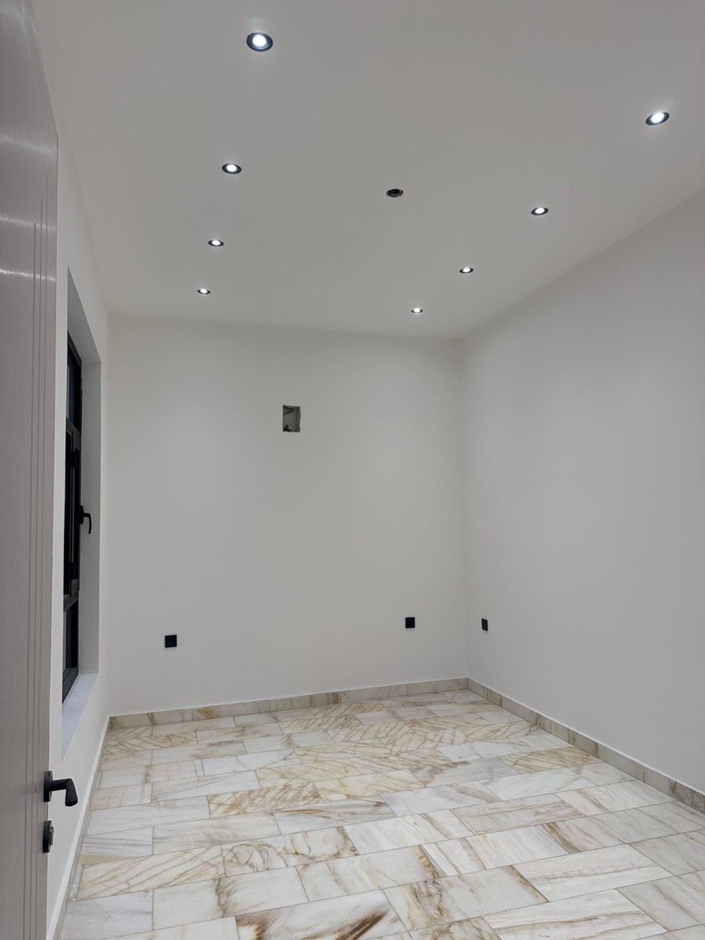 للايجار في السيدية مشتمل طابق ارضي مودرن (مدخل مشترك ) يحتوي على

غرفه نوم 

وصاله 

ومطبخ (مجهز كاونتر كامل) 

وخدمات صحيه



السعر : 750 الف 

موقع: السيديه - الضباط 

_______________________________________

للاستفسار ***********

الكوخ للتطوير العقاري