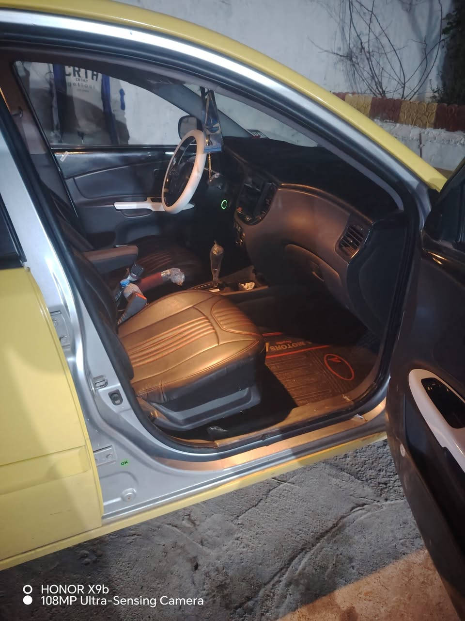 السلام عليكم سياره كيا برايد موديل 2010 محرك 14بدون رقم جديد هيئه مصفره ***********
