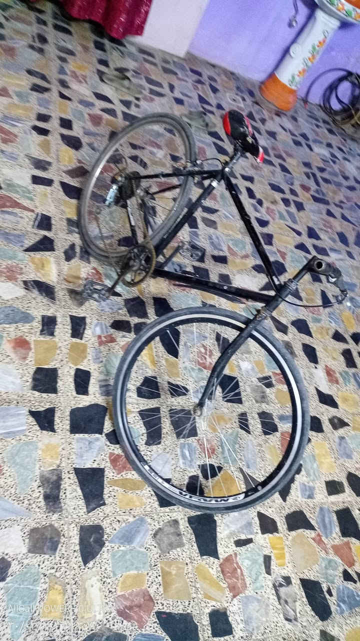 السلام عليكم بايسكل سي 700 ياباني شغل كلش نضيف  عوزه كير بريك امامي  سعره 40الف مكاني بغداد مدينه الصدر الهاتف ***********
