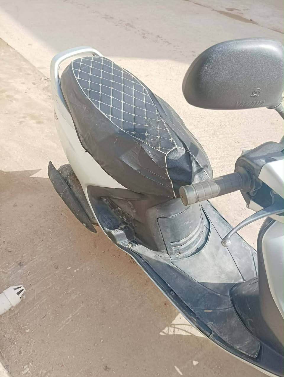 دراجه فراشه نثيه كامله مكمله نكره سلف هندر اي نقص مابيه مامفتوحه تجي وتفحص وشوف بعينك سعر ٥٠٠ وبيها مجال رقمي *********** متواجد هنا هم
