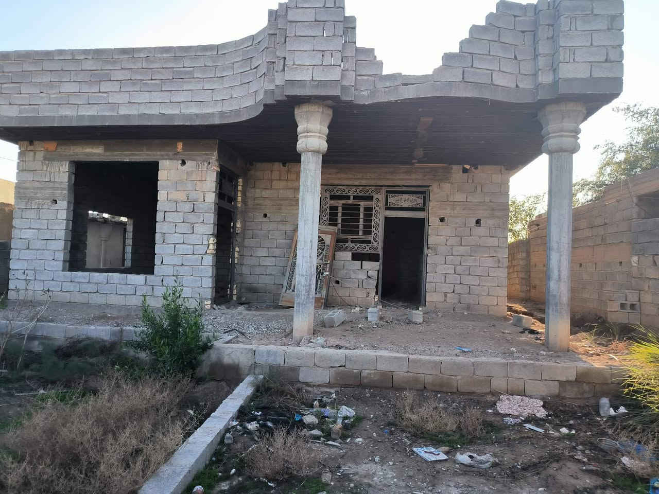 السلام عليكم هيكل للبيع طابقين مساحة400متر بي4غرف 5*5وصالة10*4ومطبخ6*5وستقبال6*4وحديقة وقف قادري منطقة ابوجسرة على شارع العام خاص مامتواجد للاتصال***********
