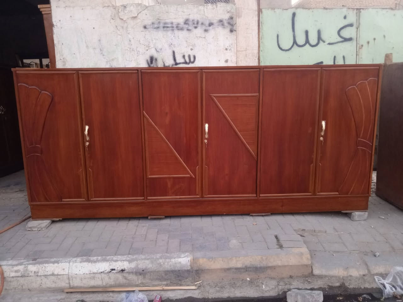 ميز نضد ابو الستة نضيف سعرة 130 عنواني رميثة ***********

