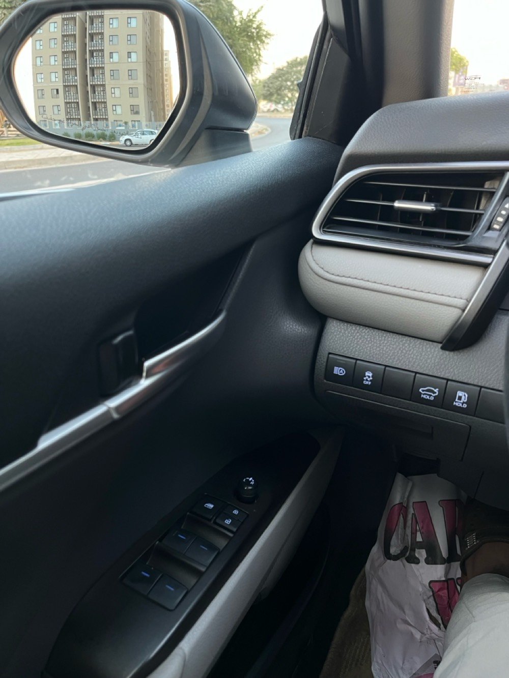 السلام عليكم 
كامري seبلاص 2024 هايبرد 
بابتين صبغ جاملغ مبدل اصلي بلادي 
قطعتين تبريد 
فتحة 
بصمة 
شاشة جبيرة 
شفتات ستيرن 
وداخل جلد ابيض ملكي 
فول موصفات السيارة تعتبر 
سعرها 205 وبيها مجال عنواني بغداد حي العدل 