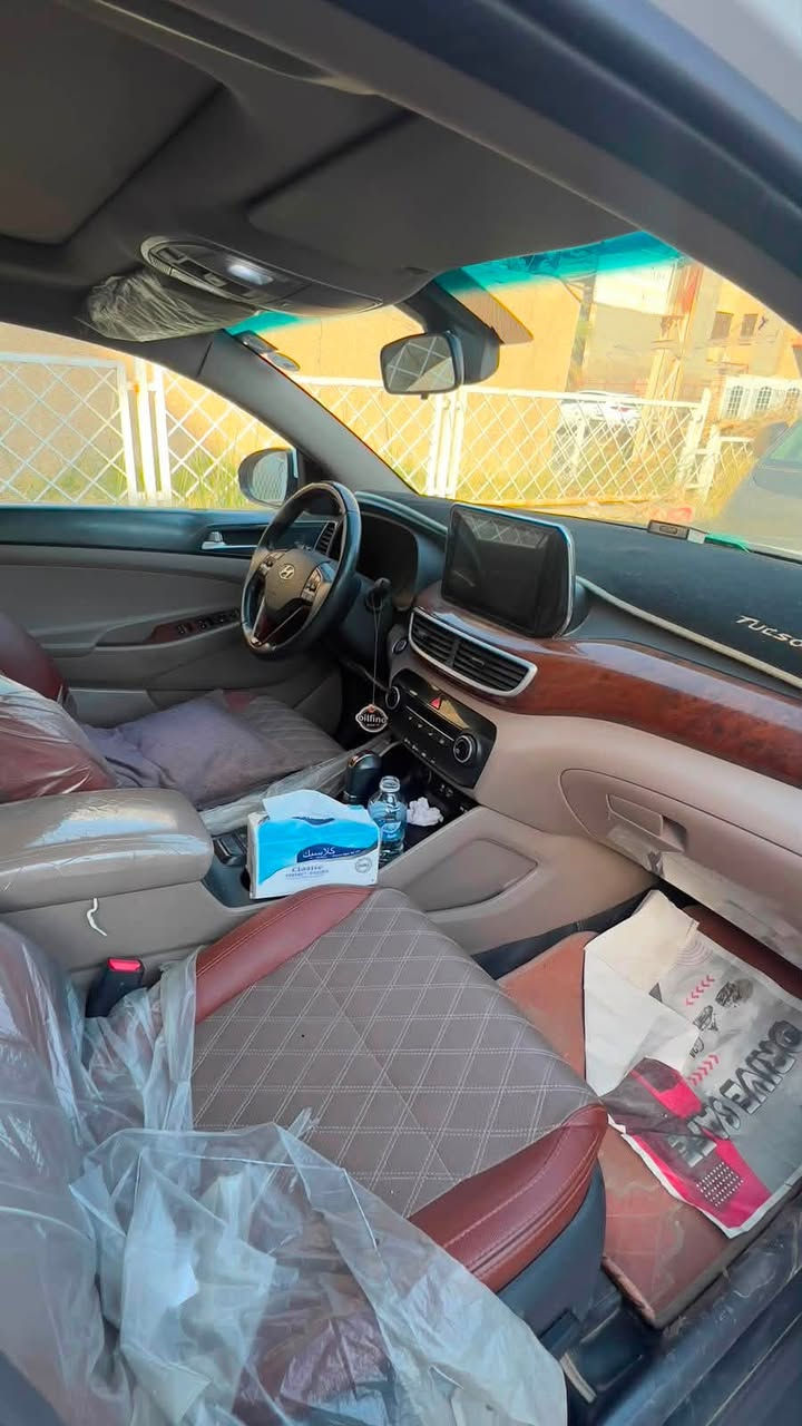 السلام عليكم  للبيع توكسان ٢٠١٩

وارد خليجي 
رقم بغداد تحويل مباشر 
بصمه 
بانوراما 
شاشه 
كشن السائق كهرباء 
تحكم ستيرن 
كشنات جلد 
صاجات بلدشبول 
كامره وحساسات 
السياره مكفوله من الطخه والصبغ  والبارد
 بيها فقط بلتكمه شويه الصبغ متكشر بسبب مرشه الغسل 
السعر ١٩٥٠٠$ يعني ١٩٥ ورقه بيها مجال بسيط 
مكان السياره بغداد جكوك 
للتواصل ***********
