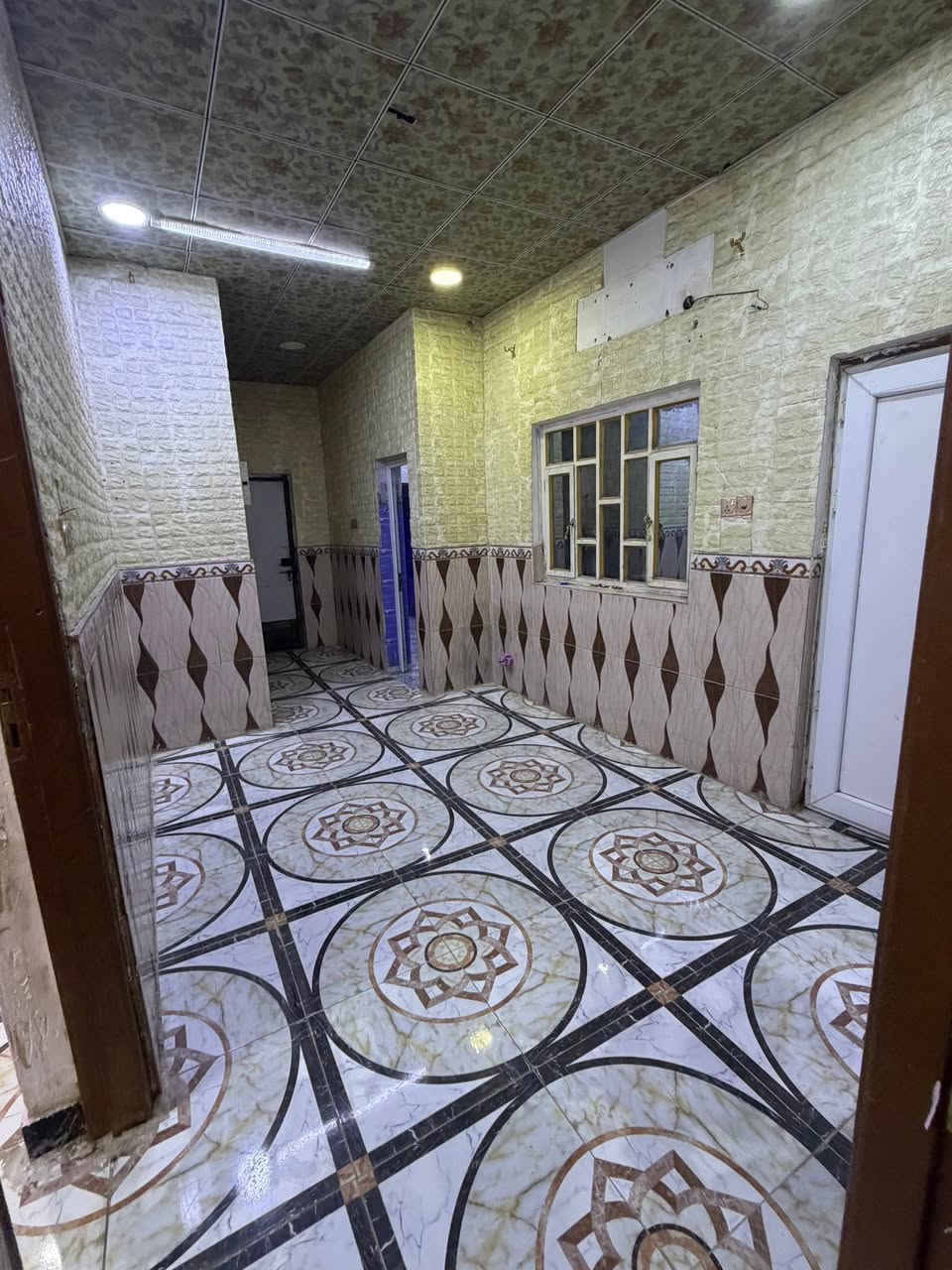 شقه الايجار موقع الطويسه سوق الجديد ضمن بنايه طابق اول تحتوي ع صالة 2 غرف نوم مطبخ حمام بناء 2016 سعر الايجار 450 مع اجور الكهرباء سعر ثابت لاستفسار صاحب ملك ***********
