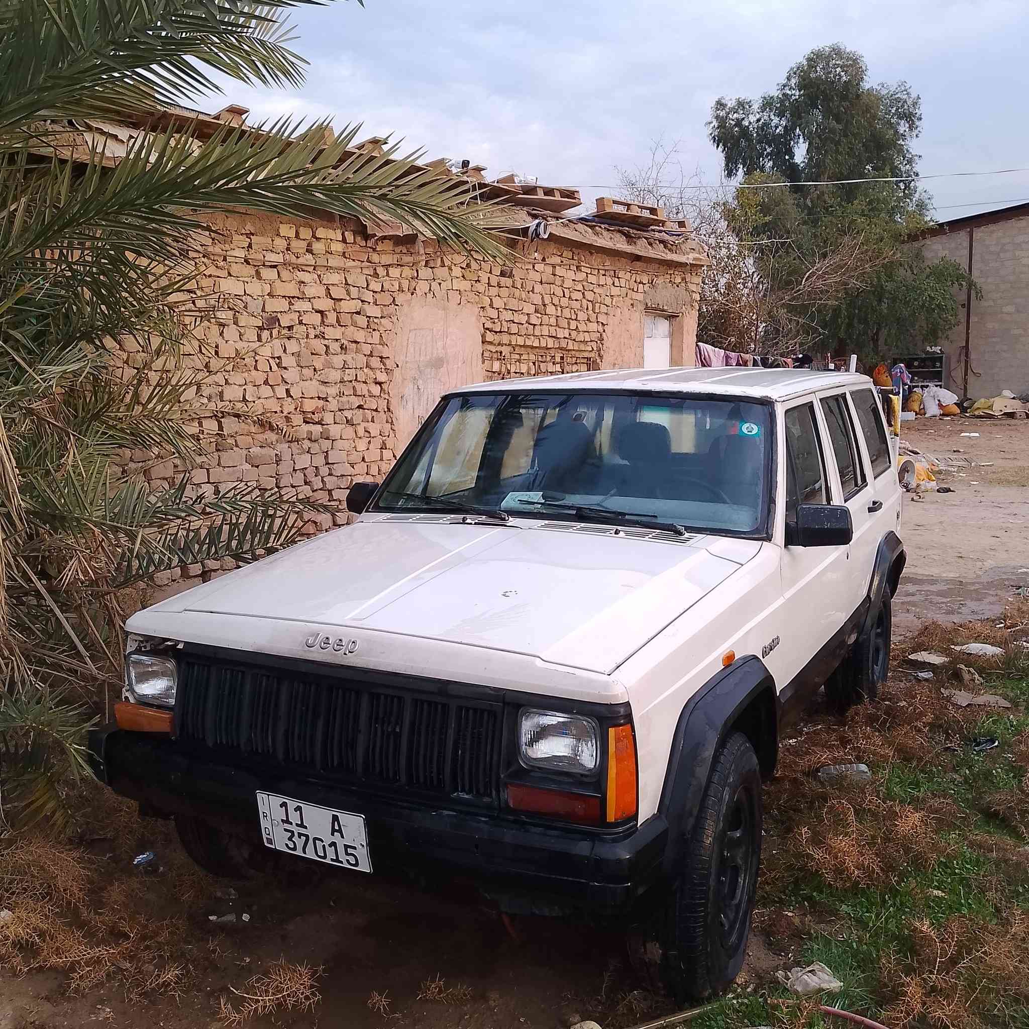 السلام عليكم جيب شيروكي قديم رقم انكليزي بغداد بسمي 1996محرك بلادي نص عمر كاملة بلادية صدر جديد تخم تاير ***********بغداد عنوان
