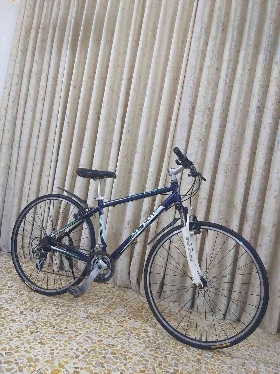 دراجة نوع 700c ماركة ALTON التون ياباني نظافة 95/% 

معدن فول المنيوم 
                          سستم شيمانو كامل 
                                                      كيورة سحب دفع 

دشالي 3امامي 7خلفي 
                                 دبل امامي سلس بالسياقة

السعر 120الف وبي مجال 

((العنوان/بغداد/البلديات)) رقم الهاتف ***********
