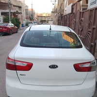 سياره ريو موديل 12خليجي سنويه 27 بيها بعض الطخات ضربتها الجاملغ الايمن...