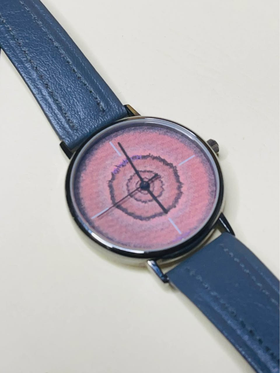 M-Watch Swiss Quartz
بتصميم فريد للمينا يشبه جذع شجرة باللون الوردي
علامة تجارية سويسرية تابعة لمجموعة مونداين إم الكلاسيكية
نظافه الساعه تامه بعدها بالتاك قطعه مميزه ونادره 
قطرها ٣٥ 
سعرها ٧٥ الف مع التوصيل بغداد, العراق


**إذا كنت صاحب هذا الإعلان وتريد حذفه لأي سبب، رجاءا أرسل رسالة إلى الدعم الفني**