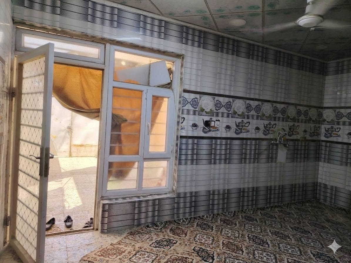 بيت للبيع 200 متر شارع المطار قريب على بوابة الخروج
يحتوي على مشتملات اثنين وانتريت مجاني يبعد عن الشارع العام 50 متر  الطابق الثاني غرفه هيكل فقط

السعر93 وبي مجال
الرقم ***********
ملاحضه البيت مو فارغ اني فرغته بالذكاء الاصطناعي حتئ تكونون بالصوره النجف, العراق
