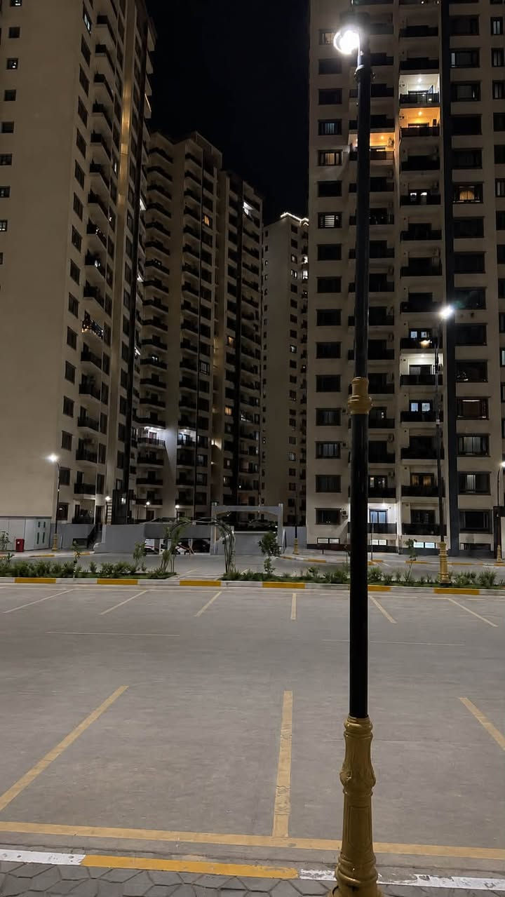 🏡متوفرة شقة للإيجار في مجمع دار السلام السكني 

موقع المجمع على شارع مطار المثنى، بالقرب من مجمع أبراج النخلة وجامعة آشور

📍 الموقع: مجمع دار السلام السكني
🏢 العمارة: D2
🏙️ الطابق: السادس
📐 المساحة: 134 م²

مواصفات الشقة:
▫️ صالة واسعة معزولة عن المطبخ.
▫️ 2 غرف نوم.
▫️ حمام رئيسي.
▫️ حمام خاص بالضيوف.
▫️ غرفة لوندري مستقلة.
▫️ إطلالة مباشرة على البارك والشارع الرئيسي.

✨ تصميم عملي، مساحات مريحة، وإطلالة مفتوحة، ضمن مجمع يوفر بيئة سكنية هادئة وقريب من أهم الخدمات والطرق الرئيسية.

📞 للاستفسار أو حجز موعد للمعاينة:
***********

#للإيجار #مجمع_دار_السلام #شقق_للإيجار #بغداد #شارع_مطار_المثن
