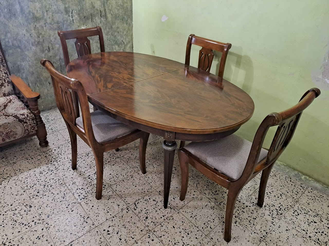 ميز طعام ٤ كراسي خشب الماهونجي موديل فرنسي انتيك مصنوع اكثر من ٥٠ سنة نظيف جدا ..مكان بغداد توجد خدمة توصيل


**إذا كنت صاحب هذا الإعلان وتريد حذفه لأي سبب، رجاءا أرسل رسالة إلى الدعم الفني**