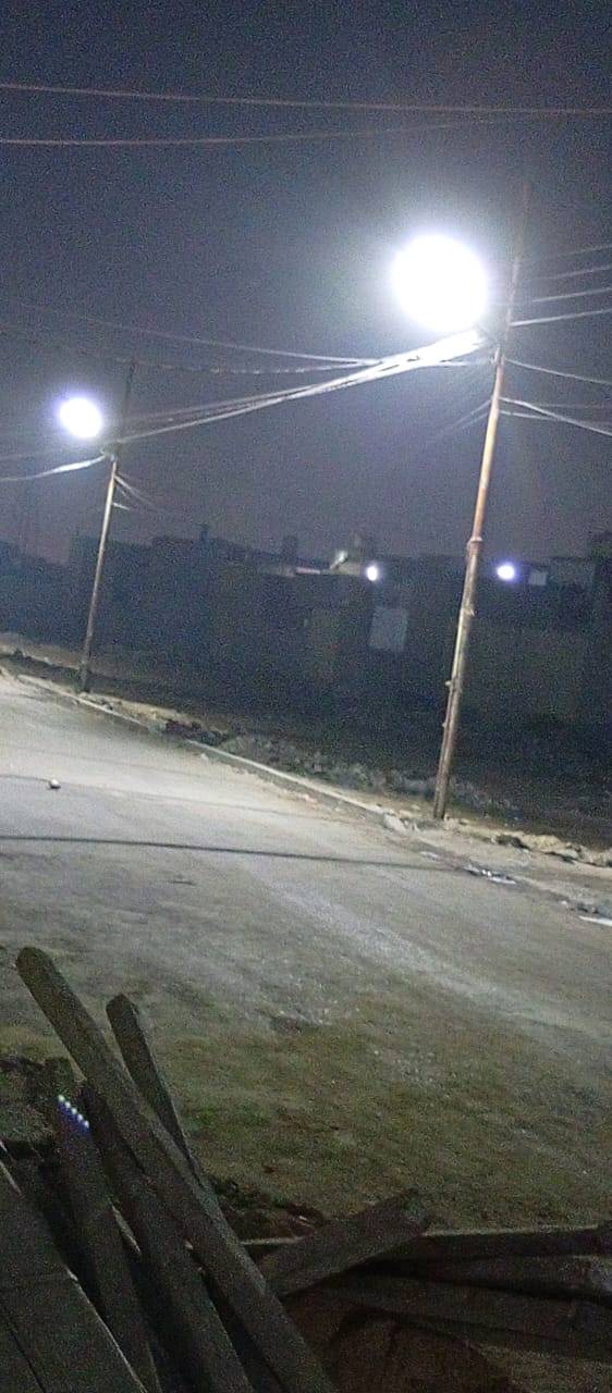 الدار للبيع المساحه 100متر الخدمات كامله ماء مجاري كهرباء تبليط شارع 10بيت كامل ماناقصه اي شيء بيت جديد بناء حديث البيت يحتوي على استقبال+صاله +ممر+غرفه +حمام داخلي+وحمام خارجي +مطبخ حار+العنوان منطقه سبع قصور مقابيل زنود الست الحمداني رقم الهاتف متواجد ع الواتساب تجي تشوفه احلا من الصور 