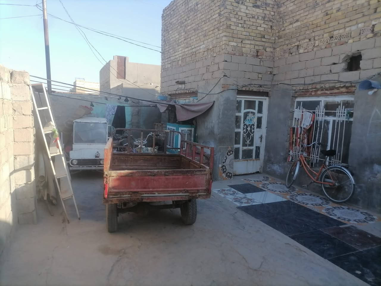 سلام عليكم بيت البيع وعرصه ومحل ويه البيت طابقين غرفتين نوم وصاله جبيره وصحيات داخليه وخارجيه وممر وطارمه جبيره وصطح واستقبال البيت نزلت من شارع ستين على مشروع السعر 33اوبي مجال اتصل عل رقم ***********
