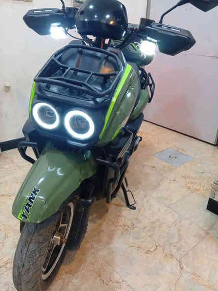 دراجة اباچي الكهربائية
غنية عن التعريف 
دراجة فوب كلشي مابيهة نضيفة
اتمشيك 70 كيلو مثل الورد 
اضائة زنن يجنن 
سرعتهة مقفولة على 65 كلش كافية اصلا
بطارية 72 V
ماشية 6000
مكاني الدولعي الشارع العام 
السعر 900 الف قفل مابيهة اي مجال
***********
