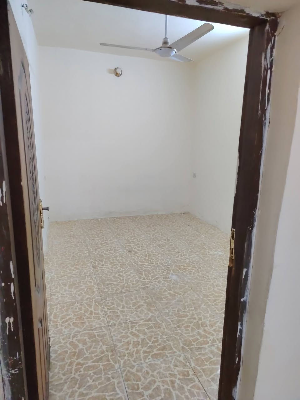 السلام عليكم مشتمل بدون اثاث  للايجار طابق ارضي  متكون من كراج استقبال وصاله ومطبخ وغرف نوم ٢ وصحيات العنوان القادسيه حي الجامعه  قرب مدينه الألعاب مجاور ماركت المنارة للاستفسار الاتصال على الرقم ***********
