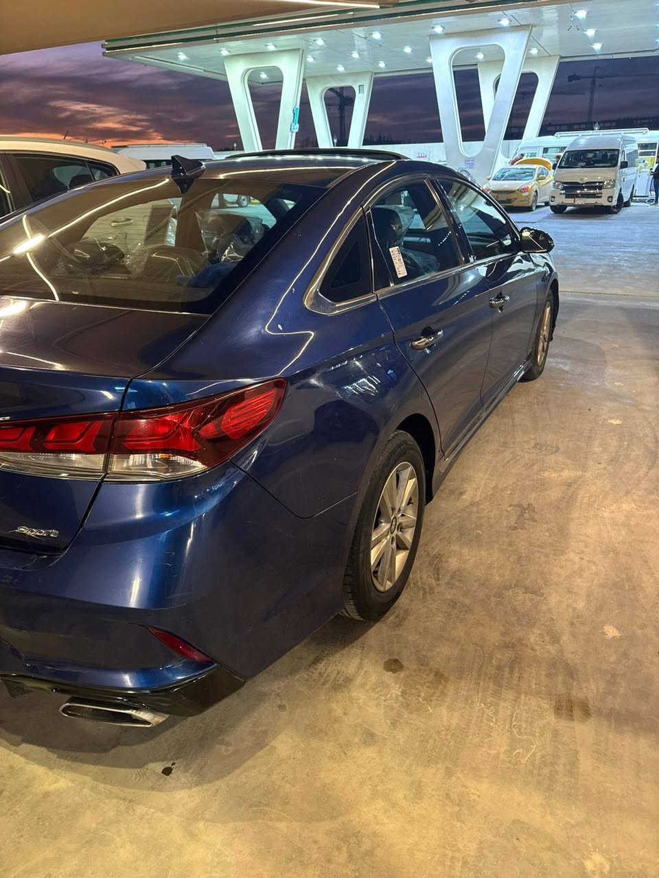 السلام عليكم 
سوناتا سبورت فول  موديل 2018 
حادث اربع قطع بيها فقط من امريكا 
بنيد جاملغين وطخه خفيفه خلفي بدون دواخل 
المواصفات معروفه فول فول 
كير محرك  مكفوله اتراي من الشمال للجنوب
ما يعجبك اعبر المنشور
 بياع شراي لا توصل حبي 
سياره كامله بغداد باسمي
السعر 127 
*********** بغداد, العراق
