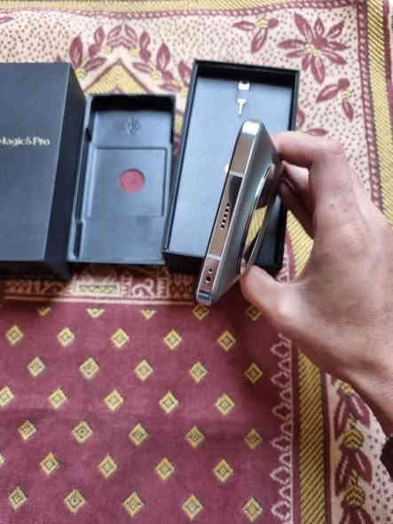 السلام عليكم ورحمة الله وبركاتة 
📱 جهاز  هونر ماجك 5 برو 
الجهاز للبيع او للمراوس اش عندك نزل  .
مستعمل اقل من شهر فقط
قطعة الوحيده بل نضافه مخزونة

معالج  : سناب دراگون 8 جين 2
شاشة راقية LTPO
البطارية 5100  مع شحن سريع 66 واط .. 
ذاكرة 512  /  عشوائية 12  .. 
 الجهاز فلاكشب وغني عن التعريف  ، الجهاز نظيف جداً  وكامل ملحقات  ، مكفول من اي خلل او عطل ..

سعر الجهاز : 775 الف والشراي يدلل   
 متواجد عالخاص وبخدمتكم   ..
*********** 
مكاني بغداد البلديات
