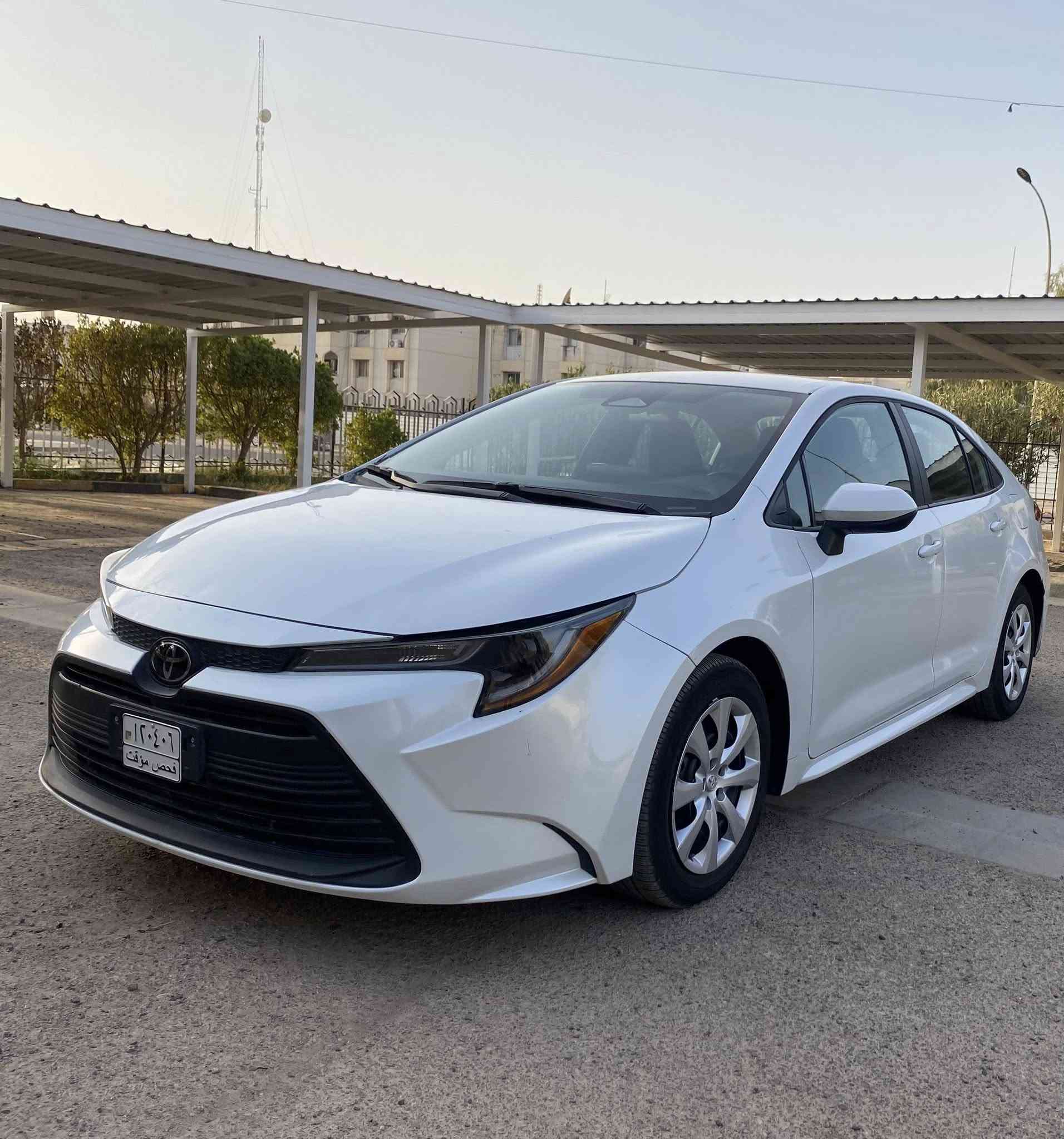 كورلا 2024 LE ياباني اصلي وارد امريكي 
بنزين فقط لون ابيض صدفي لون مميز  ضرر بارد فقط  
بدون تبديل بدون صبغ فقط بارد بالبنيد بدون دواخل لغد شاصي كله بلادي على وضع الشركه يعني كلين تايتل فقط بارد بدون ايرباك جميع الايرباكات سليمه 
فقط هذا الضرر باقي السياره مگفوله من الصبغ والتبديل محرك گير كله بلادي ماشيه 12 يعني زيرو (( شرط الفحص  وين يعجبك افحص))
بدون رقم تترقم جميع المحافظات

المواصفات 
 محرك 2000
رادار امامي !!️
تحديد مسار + سياقه ذاتيه 
مانع تصادم  توقف ذاتي 
عند الاقتراب 
لدات اماميهLED 
لايت زينون بلادي عالي ناصي 
شاشه كبيره تدعم =
‏Android Auto/car play 

خرائط GBS 
كاميرا خلفيه 
تبريد لمس بيانو 
نظام  eco
هند بريك بصمه كهرباء 

اوتو هولد 
مانع انزلاق 
فول تحكمات ستيرن 
كروز مثبت سرعه 
شاشه ضبط واعطال بل دشبول 
منافذ 12V/ USB 

حساسات اطارات 
4 دسك \ Abs
كتالوكات شركه اغراض كامله 
السعر 165$ للاستفسار اكثر اتصل 
***********
