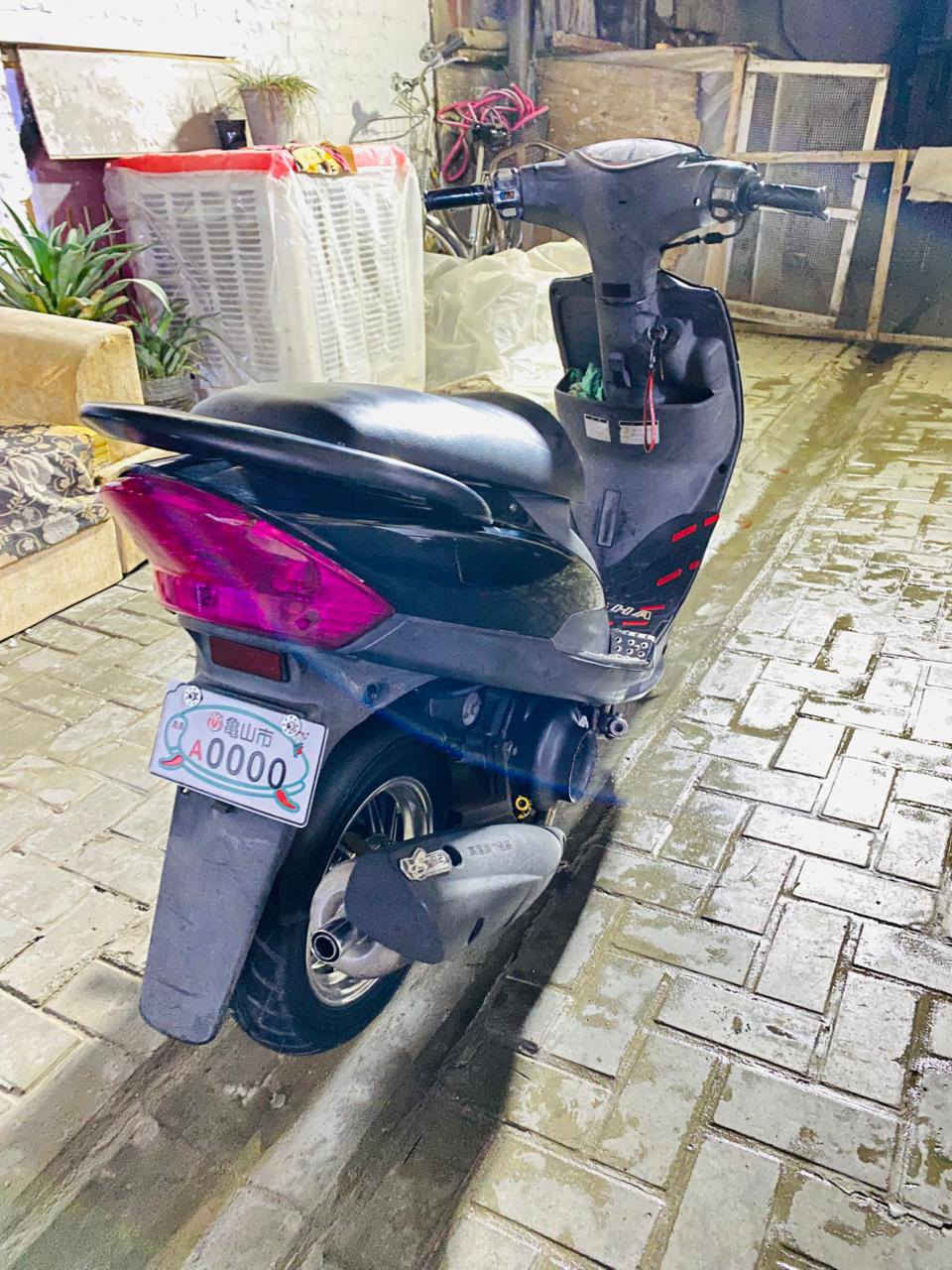 سلام عليكم اخوان ماكس عدله للبيع الدراجه رمبه ممشاها 12 الف الدراجه بلاديه برغي ما مفتوح بيه 
نكره سلف هندر واحد الله شاهد كهربائيات شغاله 
الدراجه بيه صرنصه ار زت بلادي بيه فج انسي واي 
بيه زوج كلجات بيه دبل ار جي اس بيه طلاعات بلادي 
بيه رباط رياضي بلادي الدراجه اذا ما ادك 110 مرجوعه 
(سعره950 و بيه مجال حك الجيه) رقم ***********
