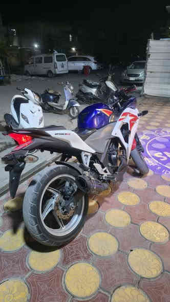 سلام عليكم 
دراجة cbr 250 r
رمبه نازله من بيت طارش
كير ومكينه مكفول
حماوه مكفوله متعبر النص
عنوان /مدينه الصدر 
سعر 15$بيه مجال 
هاتف /***********
