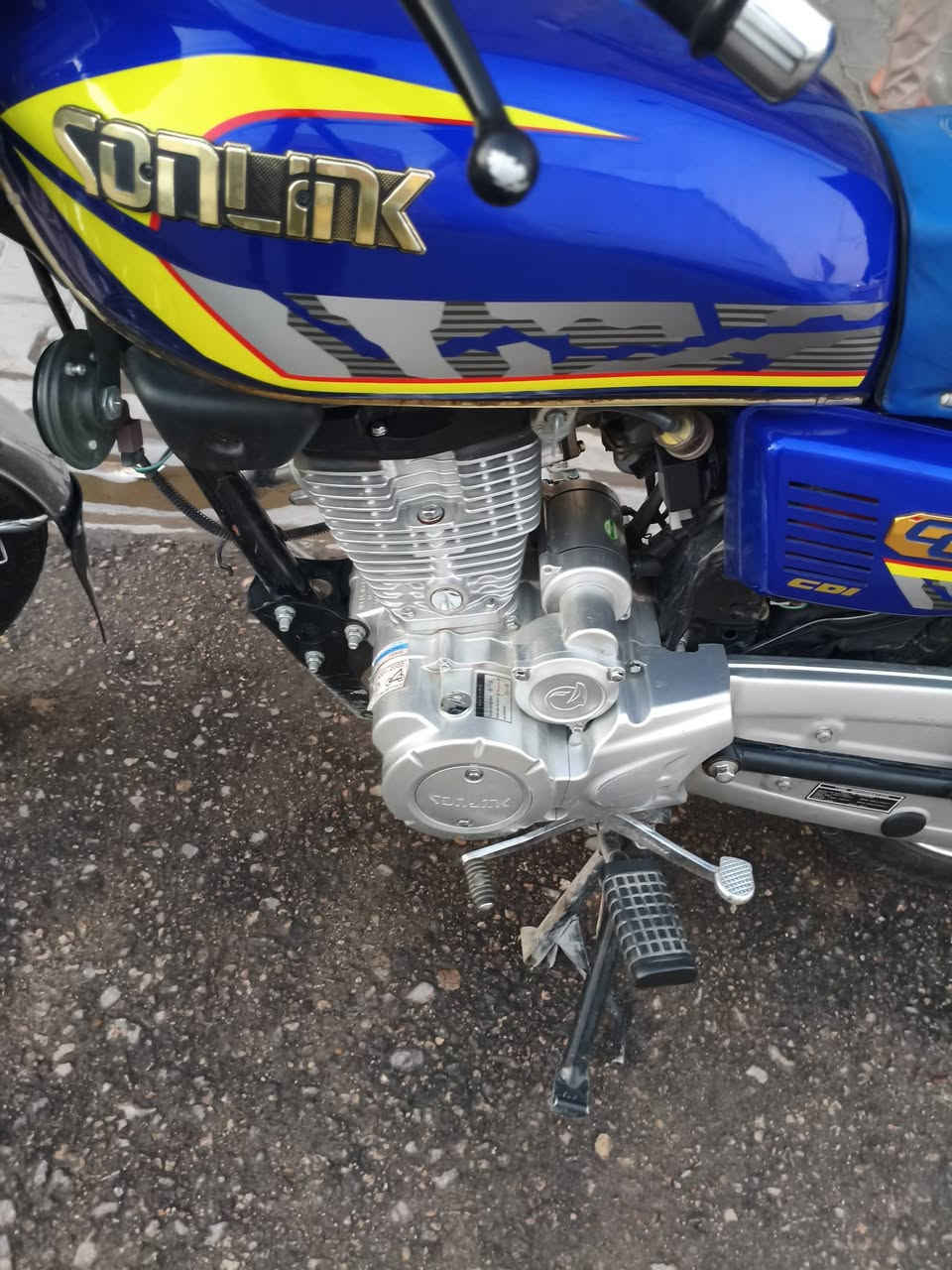 سلام عليكم دارجه سونلنك ناما برو سلف5 كير كهربائيات كلها شغاله تشغيل عن بعد رقم وسنويه ب اسمي سنويه تقره موديل 22 والدراجه موديل 23 صندوق حاطه لغرض غراضي شخصيه اخذتها زيرو ومشيتها على ايدي ما مشتغل بيها دلفري ولا يوم تجي شوف بعينك نضافه الدراجه رقمي *********** 
السعر 1500
