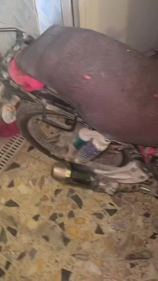 سلام عليكم دراجه للبيع مكينه دايون نكره سلف وهندر القمجي مال بانزين مكطوع وتاير الامامي بي رخاوه مكاني بغداد بلديات *********** سعر 250
