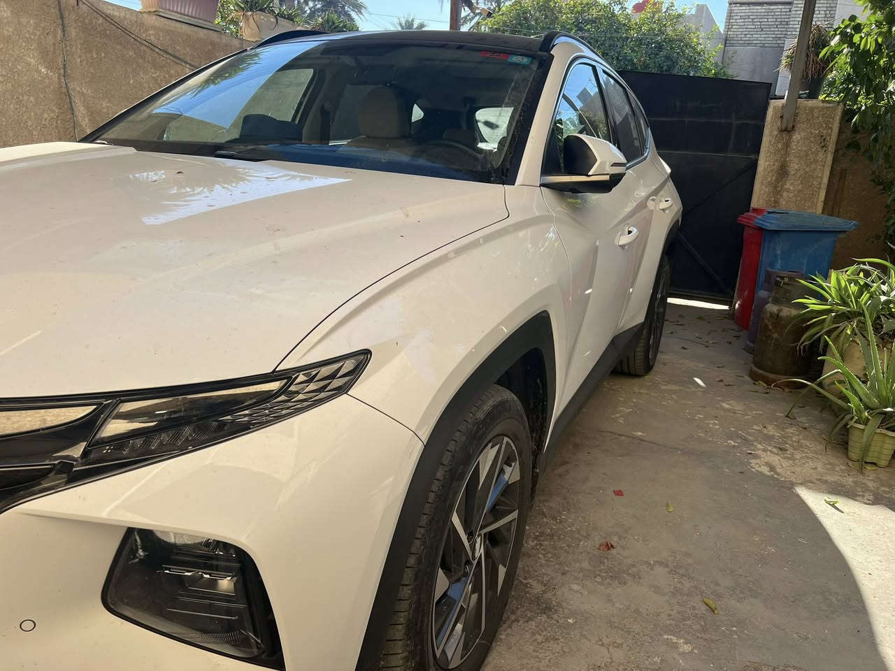 توسان 24 خليجي استلام شركة الاولى وبعدها بضمان الشركة فول الفول وبانوراما ماشية 44 الف رقم بغداد الانكليزي سنوية لغاية 2029 وهزة جديده بيها تبديل باب السايق اثر حادث ستوته وصبغ ربع باب الخلف السايق وشبر من الصندوق بدون ايرباك وكل شي مذكور بالسونار السيارة جديدة بمعنى الكلمة السعر 215 وبيها مجال بسيط حك الجيه فقط *********** واتس اب فقط 
بغداد الدوره شارع المصافي
