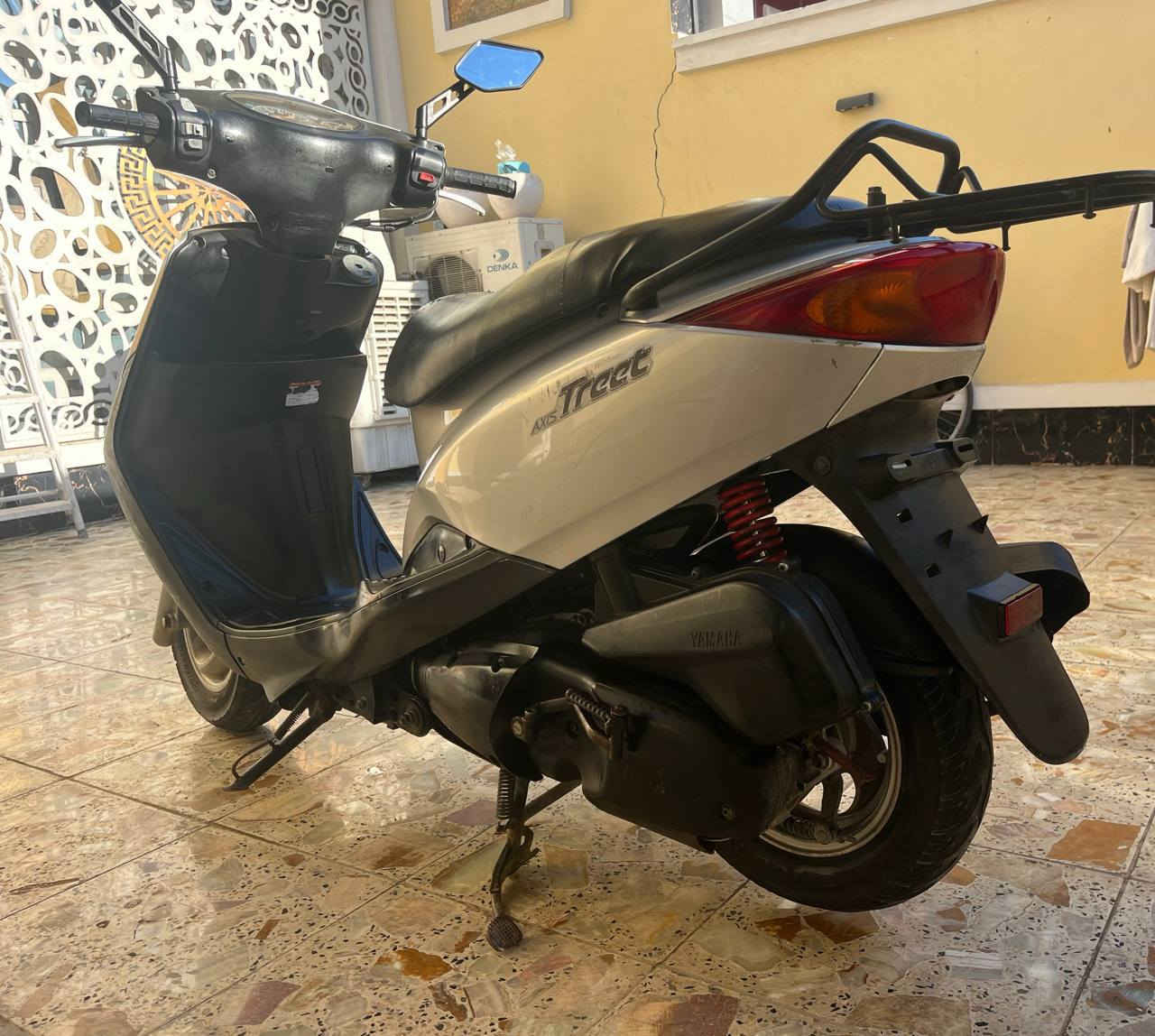 السلام عليكم
دراجة اكزز ياباني لون سلفر كلش نضيفة 

دراجة اواقهة كاملة حتة كمرك مدفوع 
سرعة 140 مكاني بغداد الدورة 
السعر ١٢٥٠ وبيها مجال للشراي
الرقم / ***********
