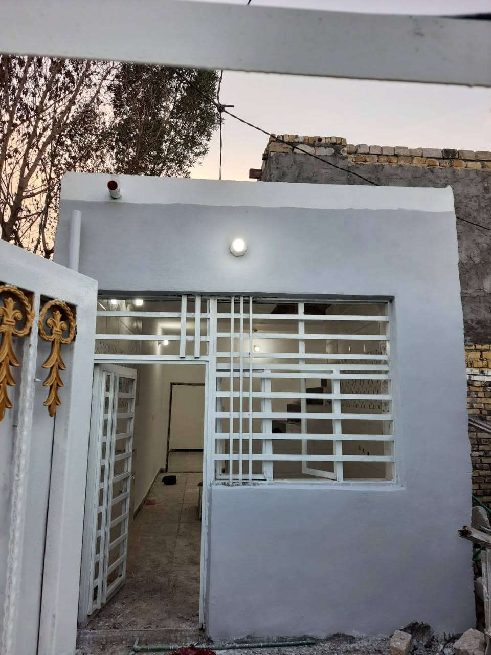 سلام عليكم بيت للبيع المساحه 100 متر اساس صب كونكريت مسلح البناء طابوق السقف اعكاده يحتوي علا غرفه ومطبخ مفتوح عل صاله البيت بناء جديد المكان كوفه شارع الحوزه السعر 22 وبيه مجال للاستفسار ***********
